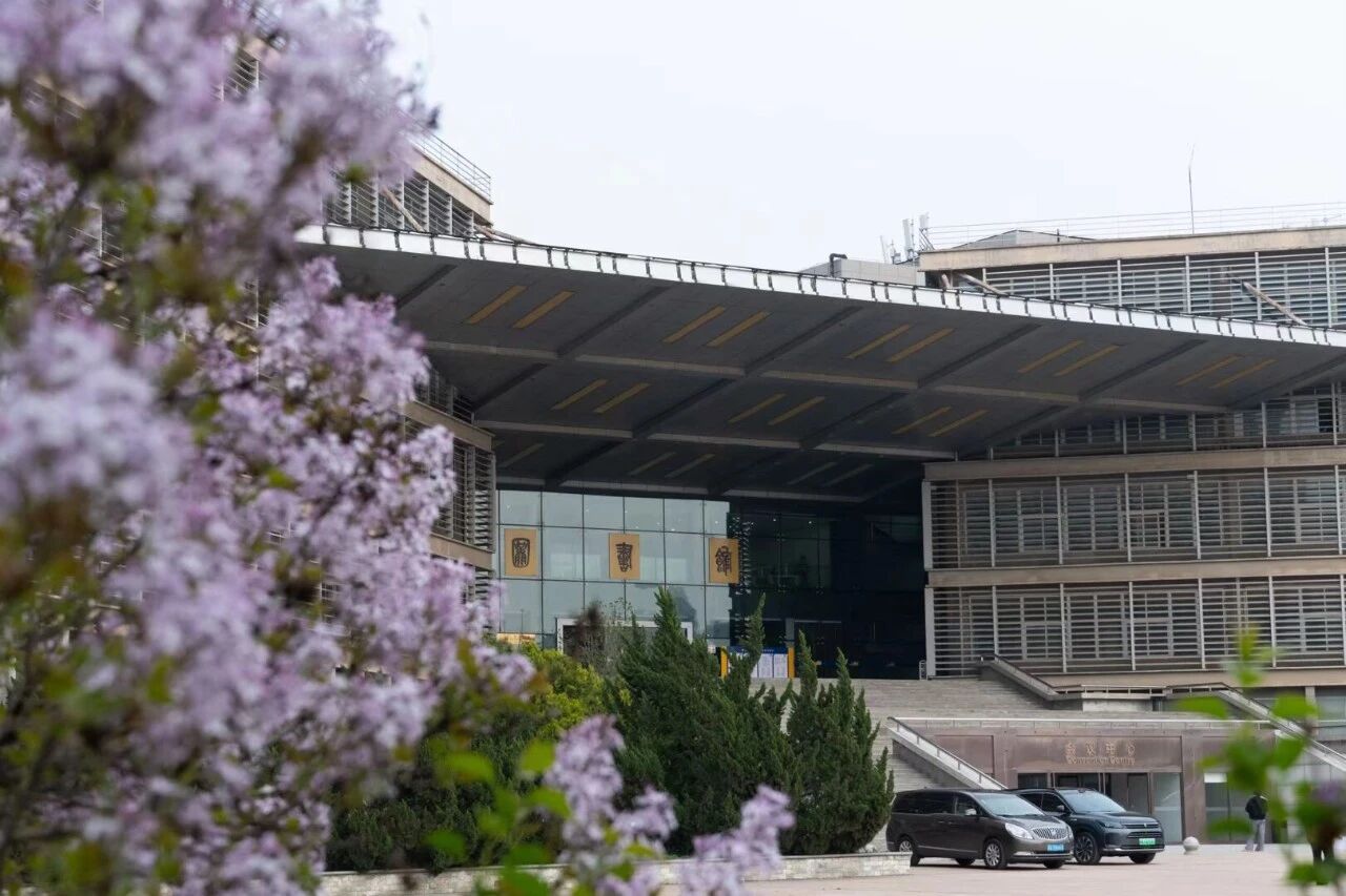 西安工业大学建筑与花影